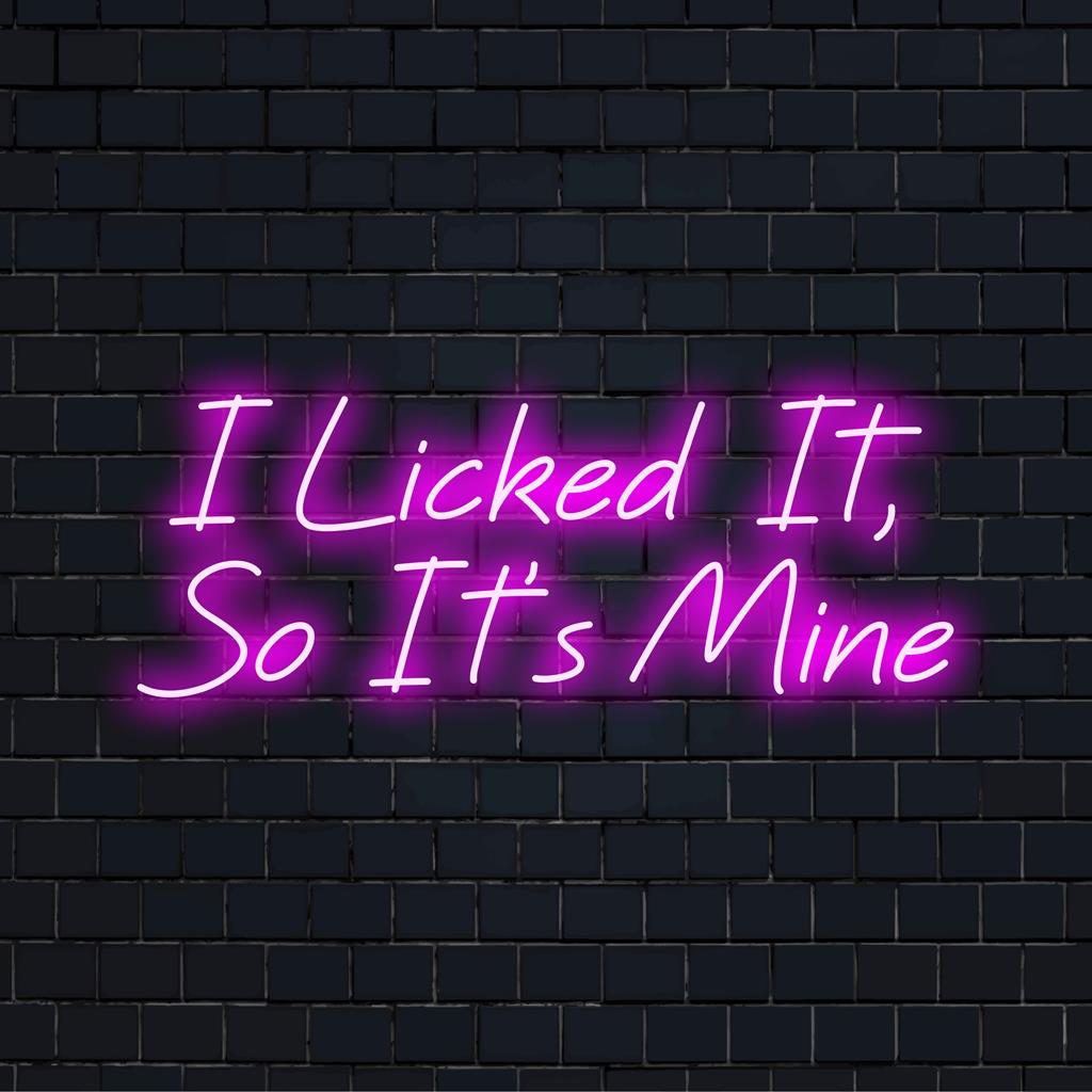 Gepersonaliseerde LED-neonreclame met de speelse tekst: I Licked It, So It's Mine. Perfecte neon-muurkunst voor een humoristische touch.