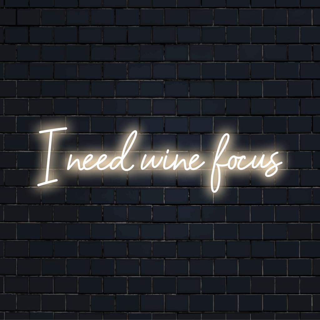 Speciaal LED-neonbord met de tekst I Need Wine, ideaal om een lichtgevende toets toe te voegen aan de ruimte van elke wijnliefhebber.