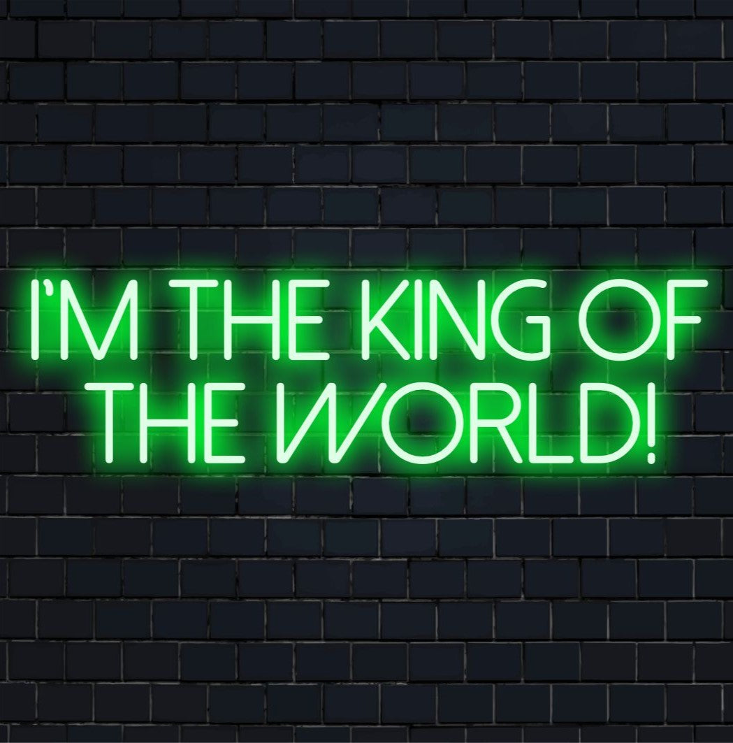 Dit LED-neonbord heeft een speels, helder oplichtend lettertype en de tekst 'Ik ben de koning van de wereld!' is een opvallende decoratie.