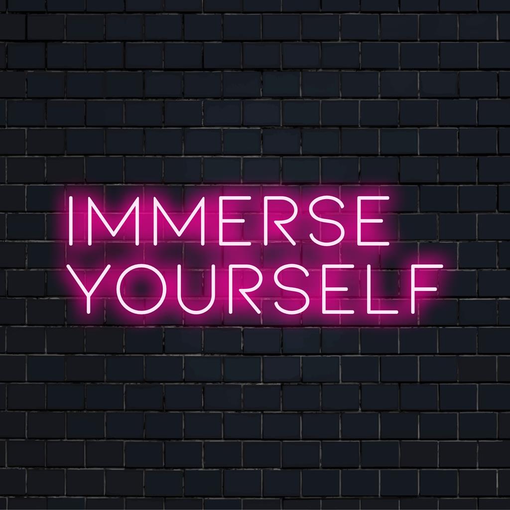 Een levendig LED-neonbord met de tekst Immerse Yourself, dat een moderne inrichting combineert met aanpasbare verlichting.