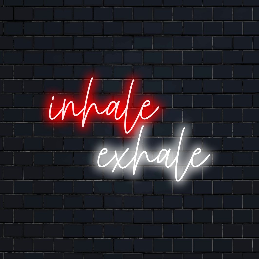 "Inhale Exhale Neon Sign" - Creëer een kalmerende sfeer met dit neonlicht, dat u eraan herinnert u te concentreren op uw ademhaling en te ontspannen.