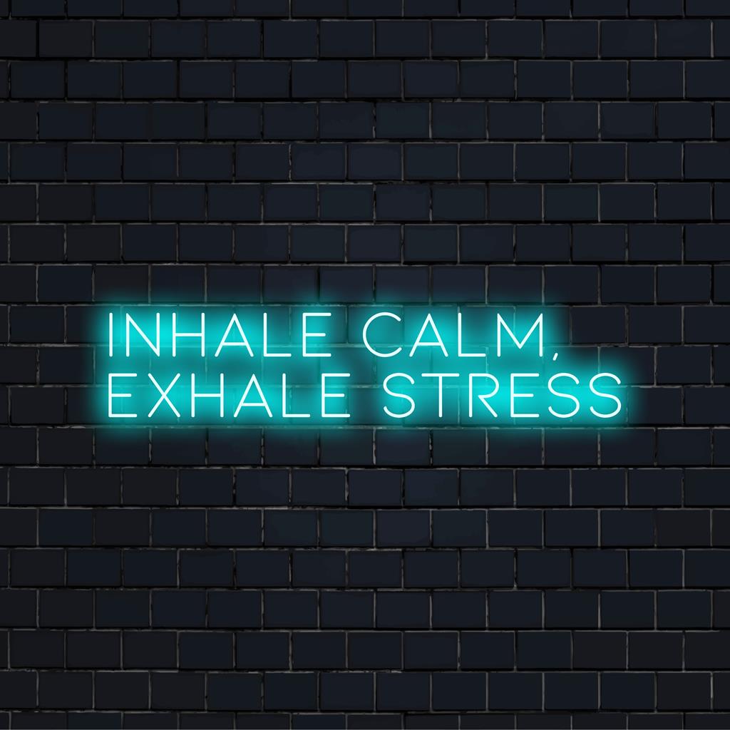 LED-neonreclame met de tekst 'Inhale Calm, Exhale Stress', een combinatie van neonverlichting en een gevoel van rust.