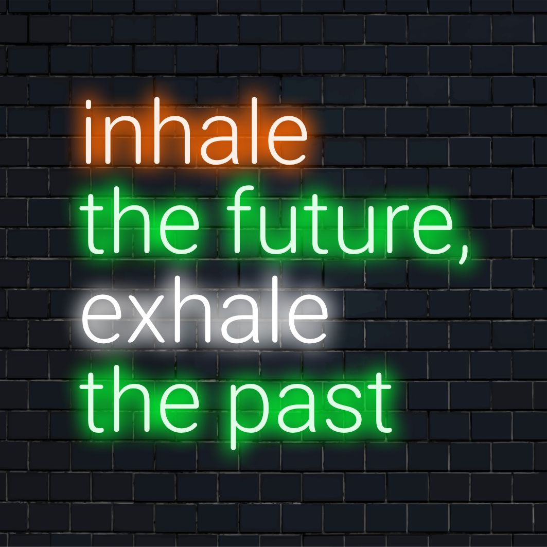 Inhale The Future, Exhale The Past LED-neonreclame met elegante letters voor moderne wandkunst en inspirerende decoratie.
