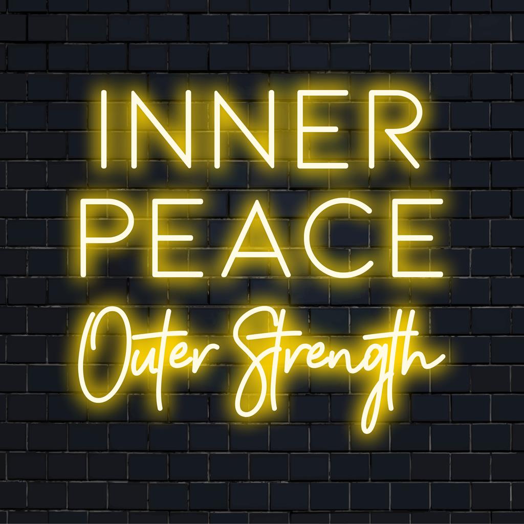 Op maat gemaakt LED-neonbord met de naam Inner Peace Outer Strength, perfect voor een unieke neonmuurdecoratie in uw ruimte.