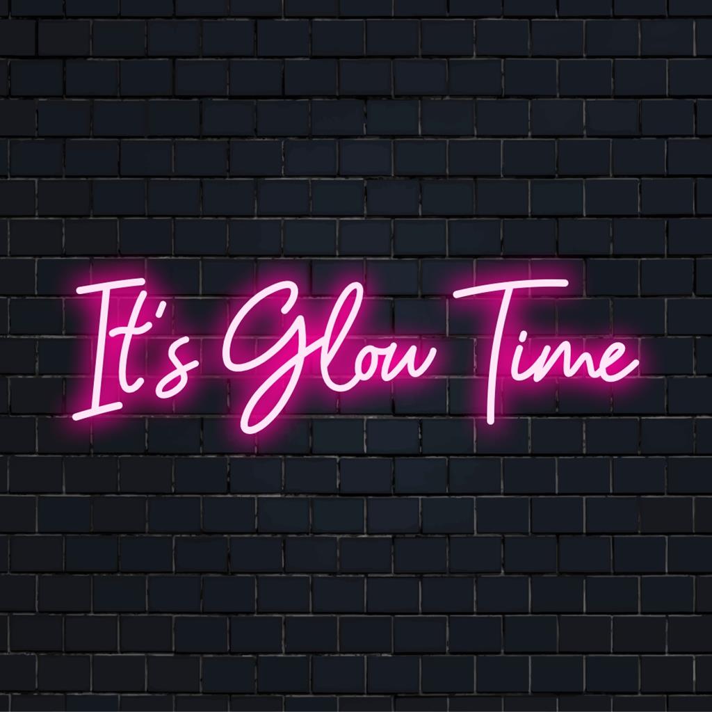 Een op maat gemaakt LED-neonbord met de tekst 'It's Glow Time' en stralende letters. Het is de perfecte neonverlichting voor elke ruimte.