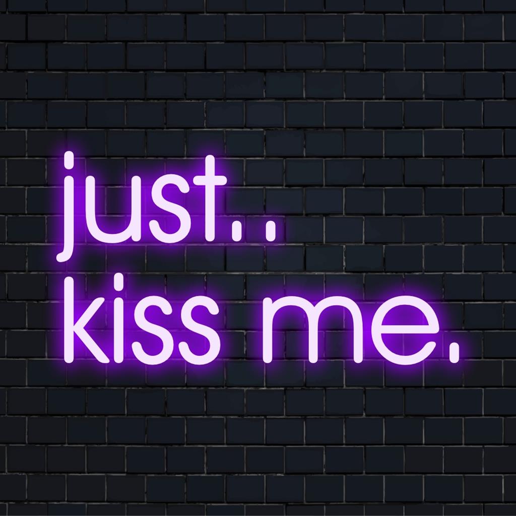 Dit Just.. Kiss Me neonbord is verlicht met levendige ledlampjes en vormt een chique en romantische decoratie voor moderne ruimtes.
