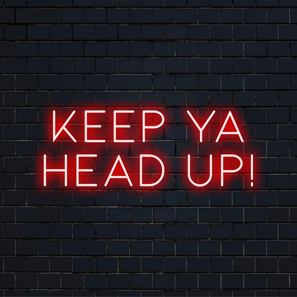 Een aangepast LED-neonbord met de opvallende 'Keep Ya Head Up!'-boodschap, perfect als inspirerende wanddecoratie.