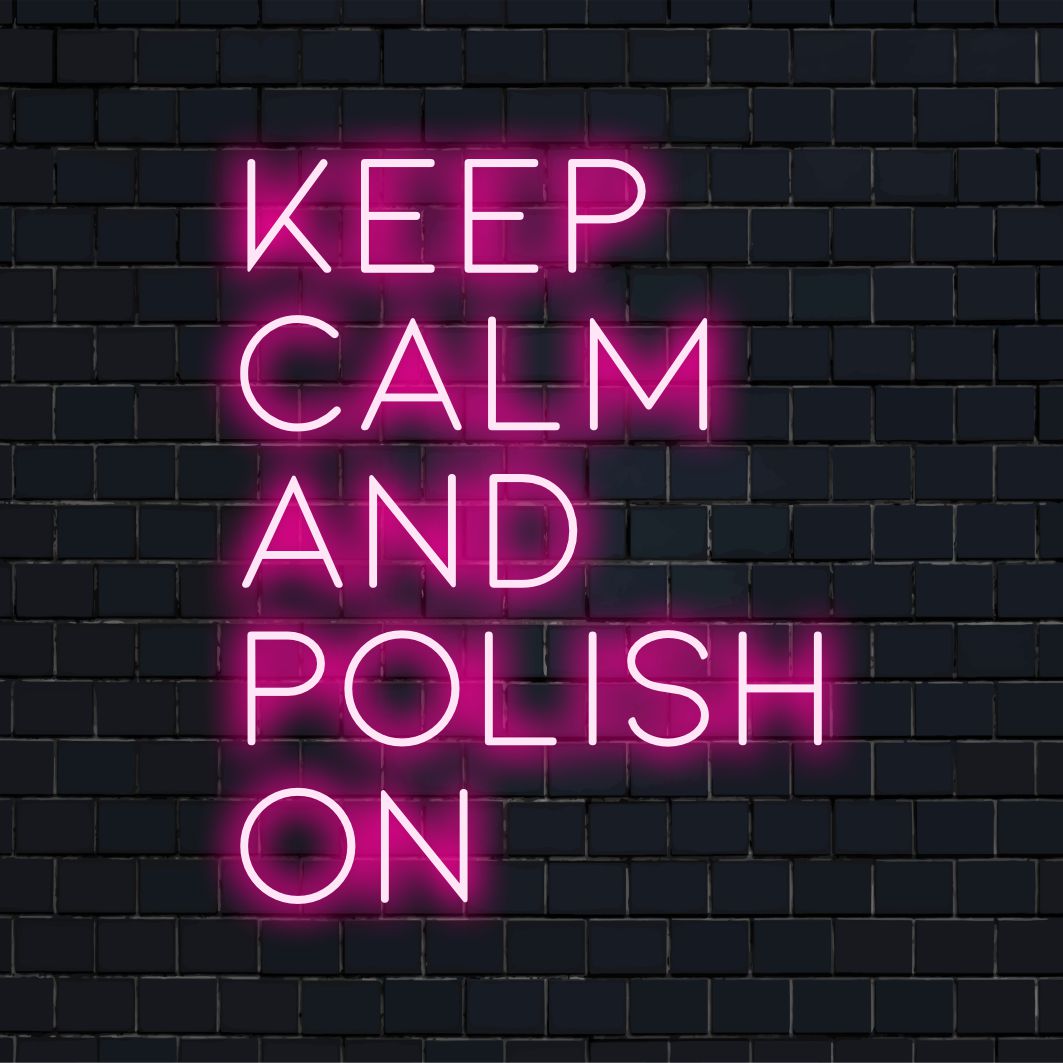 Op maat gemaakt LED-neonbord met de tekst Keep Calm And Polish On, perfect als opvallende, gepersonaliseerde neon-quotekunst voor elke ruimte.