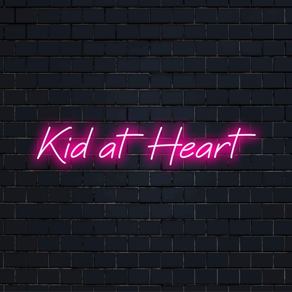 Levendig Kid At Heart LED-neonbord dat speelse nostalgie combineert met lichtgevende kunst; perfect voor unieke wanddecoratie.