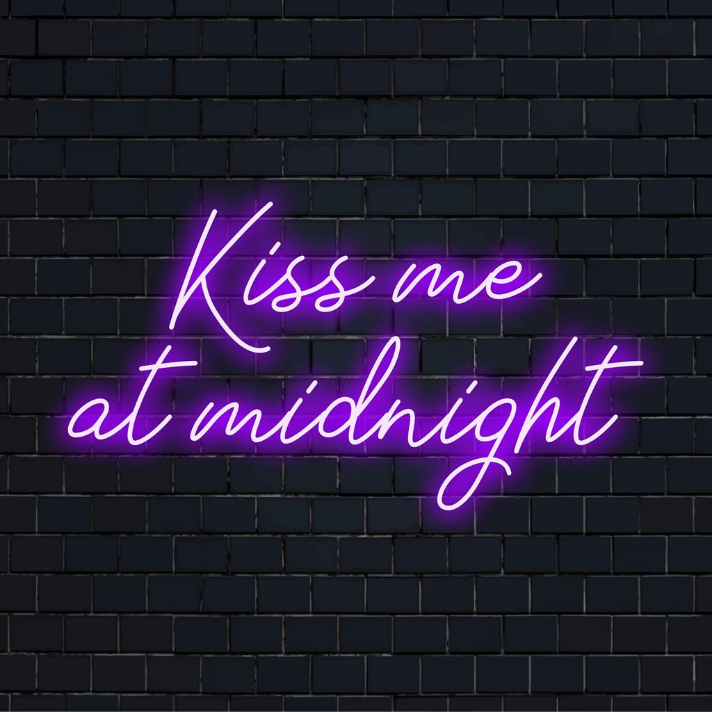 Op maat gemaakt LED-neonbord met de tekst Kiss Me At Midnight in levendige tinten; ideaal voor neonverlichting.