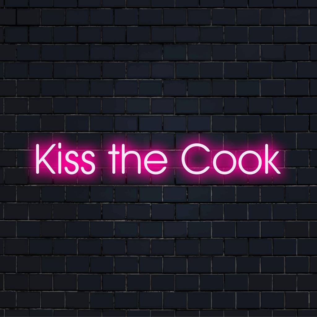 Op maat gemaakt LED-neonbord met de tekst 'Kiss The Cook', perfect als decoratie aan de keukenmuur. Fel neonlicht voegt een speelse culinaire touch toe.