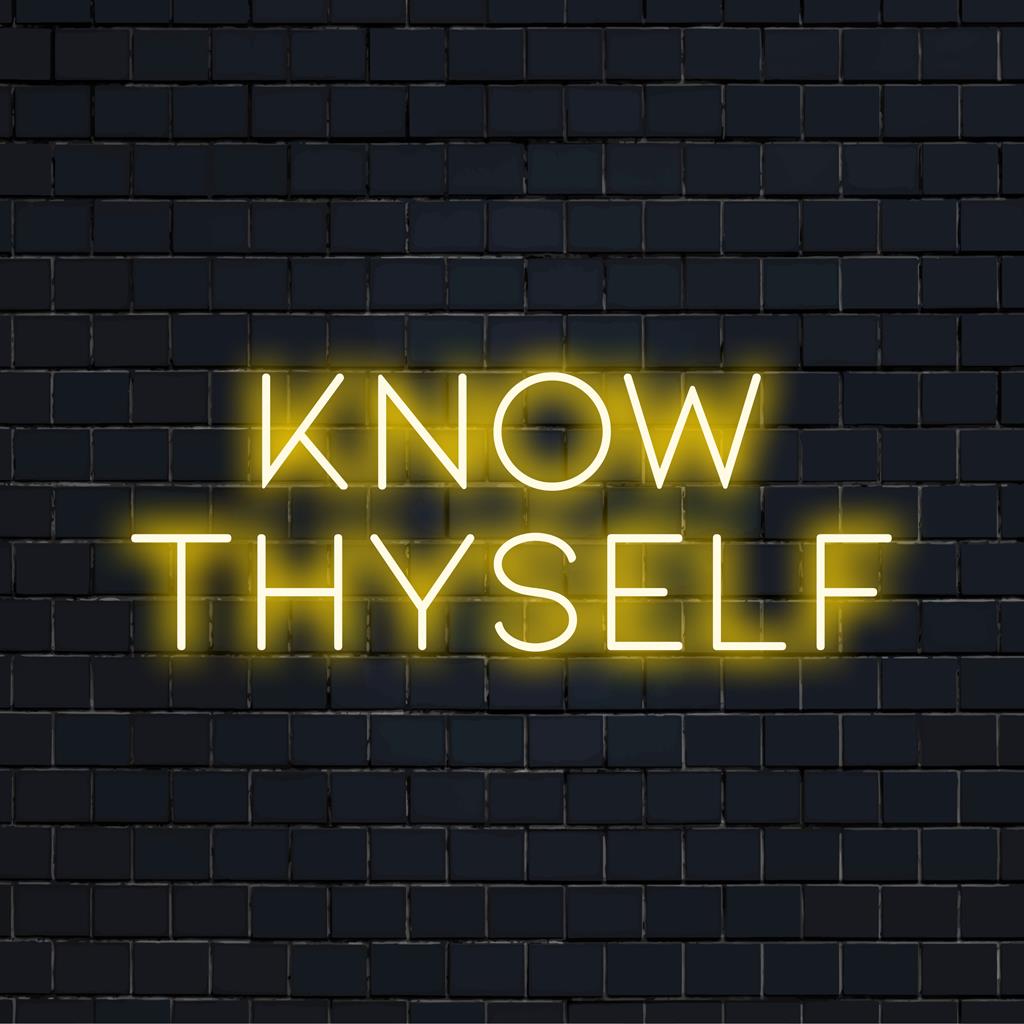 Op maat gemaakt LED-neonbord met de tekst Know Thyself, met levendige verlichting voor een gepersonaliseerde wanddecoratie.