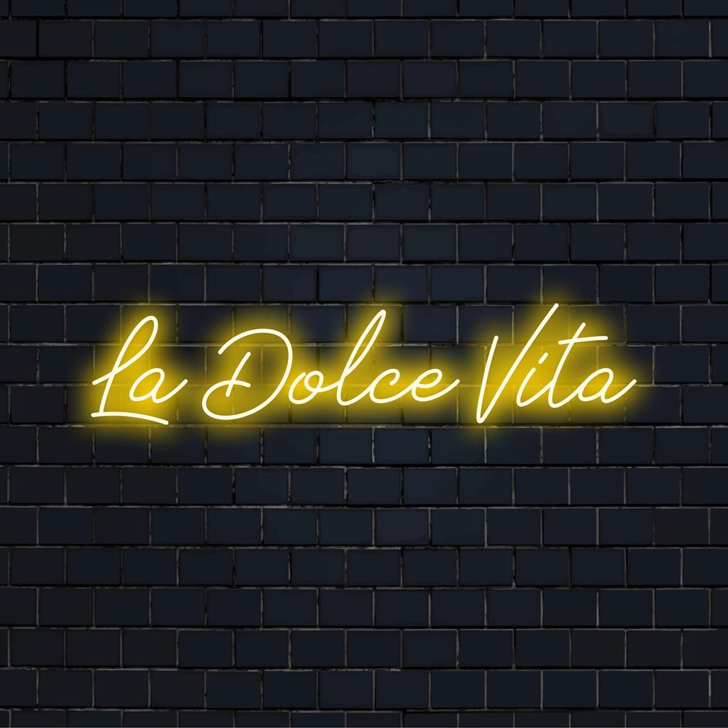 Op maat gemaakte led-neonreclame met La Dolce Vita, ideaal voor een unieke neondecoratie. Fleur elke ruimte op met dit prachtige exemplaar.