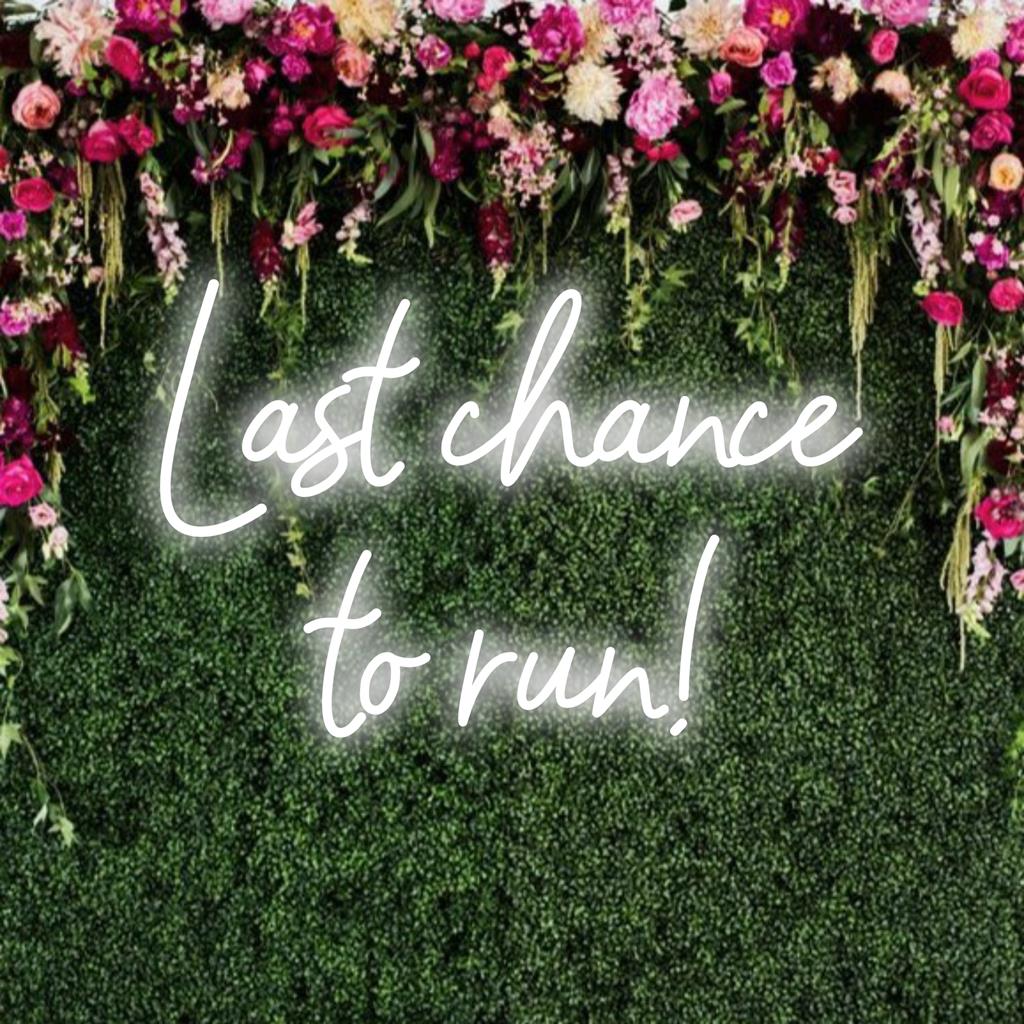 Op maat gemaakt LED-neonbord met de tekst Last Chance To Run in levendige kleuren, perfect als opvallende wanddecoratie.