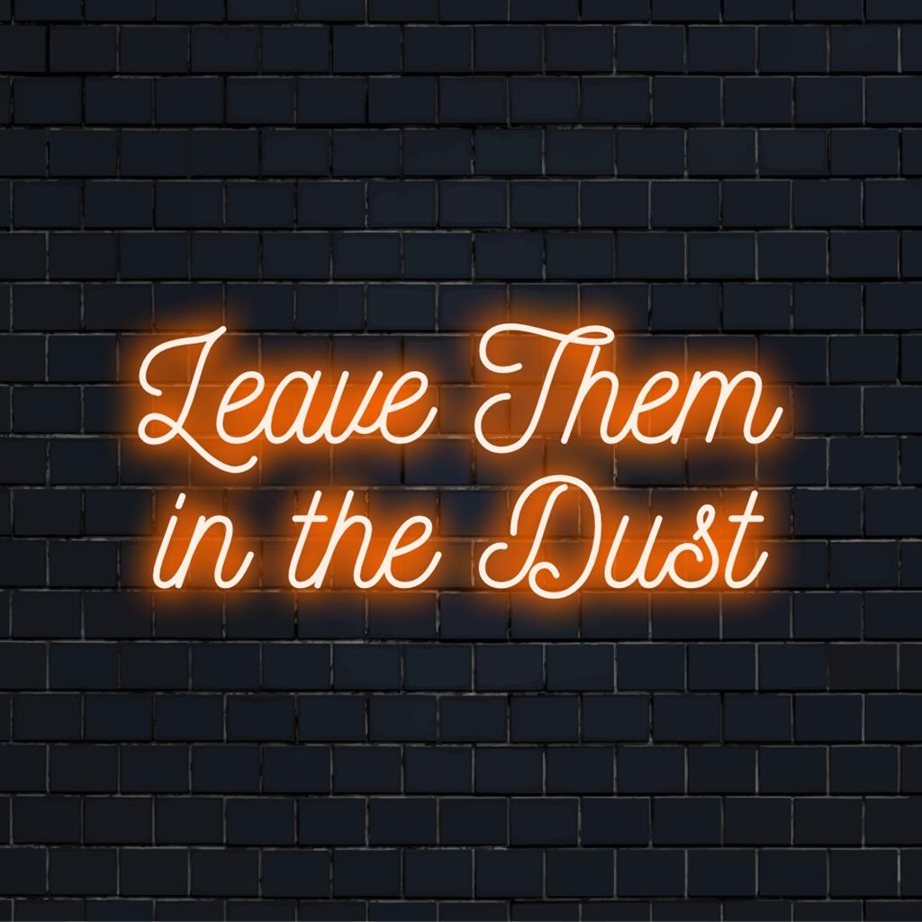 Een op maat gemaakt LED-neonbord met een opvallende 'Leave Them In The Dust'-boodschap, ideaal als inspirerende decoratie.