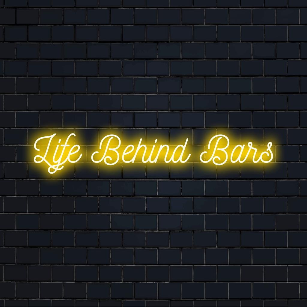 Op maat gemaakt LED-neonbord met de tekst 'Life Behind Bars', perfect voor persoonlijke of bardecoratie, combineert speelse humor met neon-elegantie.