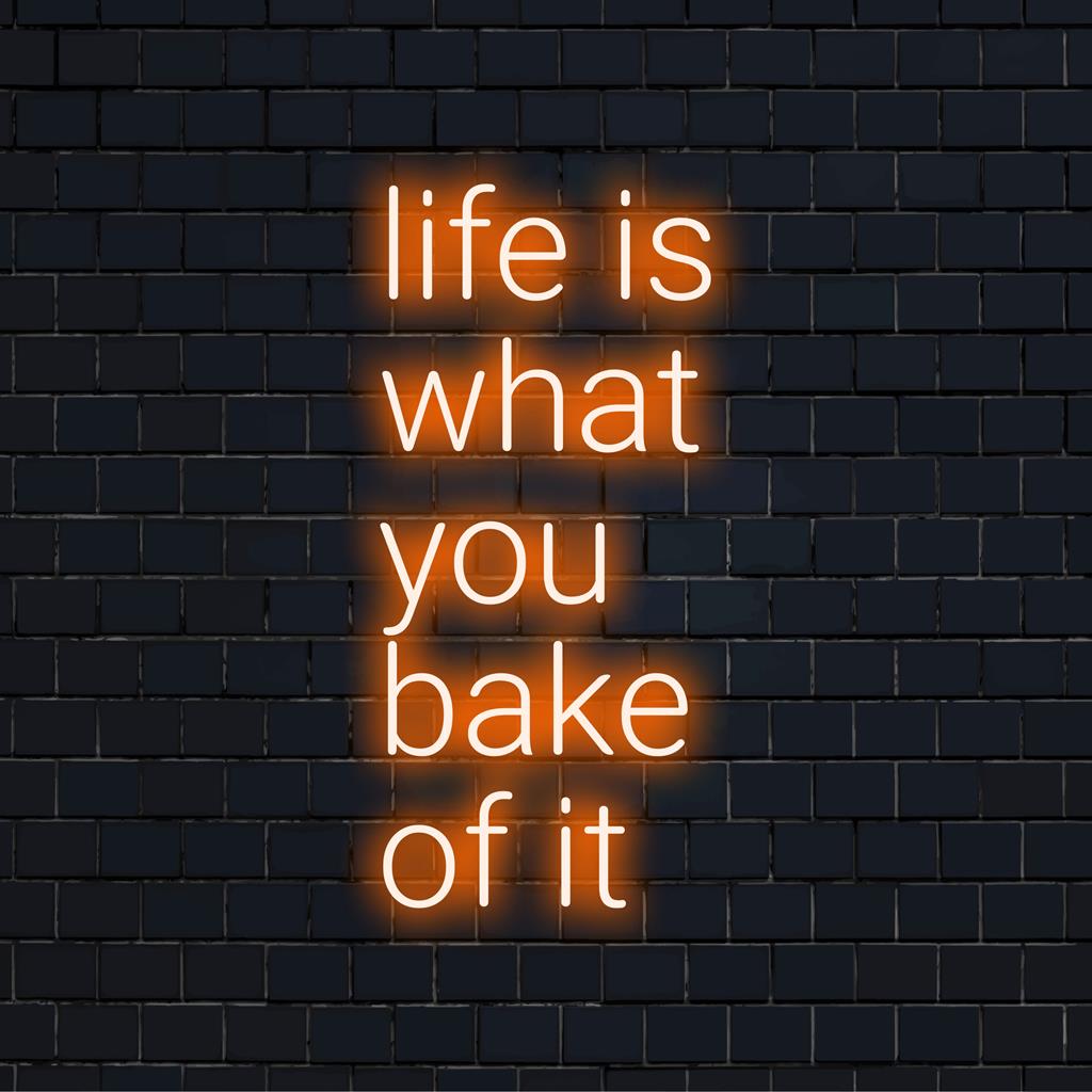 LED-neonbord met de tekst Life Is What You Bake Of It in felle, kleurrijke lichten, perfect voor een gepersonaliseerde decoratie.
