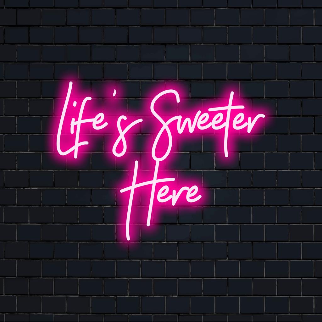 Levendig LED-neonbord met de tekst Life's Sweeter Here, perfect om elke ruimte te verfraaien met een gepersonaliseerde neonverlichting.