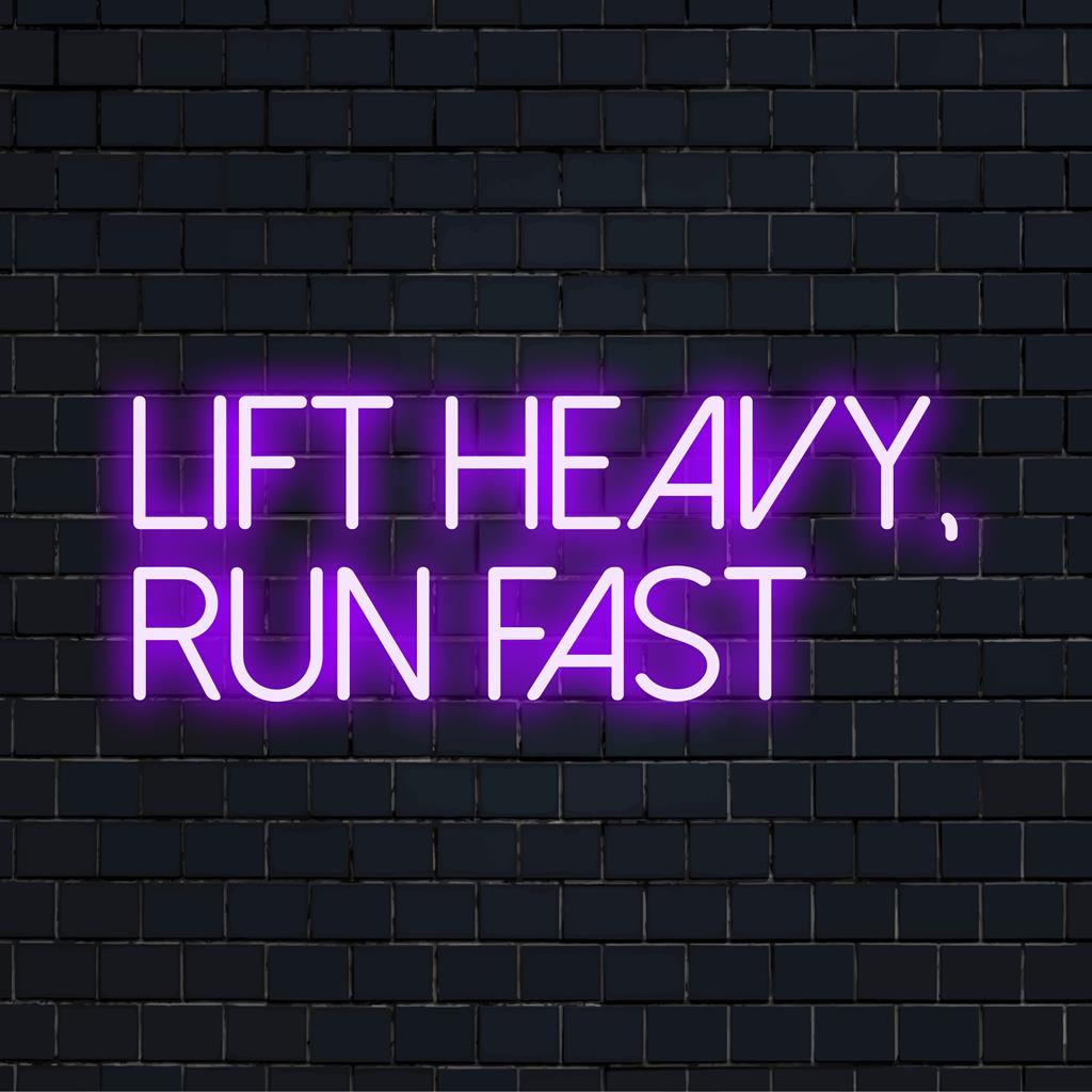 Speciaal LED-neonbord met de tekst 'Lift Heavy, Run Fast' in een vet lettertype; levendige wandkunst voor energieke fitnessomgevingen.