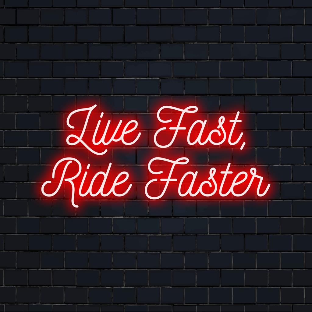 Neonreclame met de tekst Live Fast, Ride Faster, perfect voor een opvallende neonverlichtingsdecoratie in aanpasbare LED-stijl.