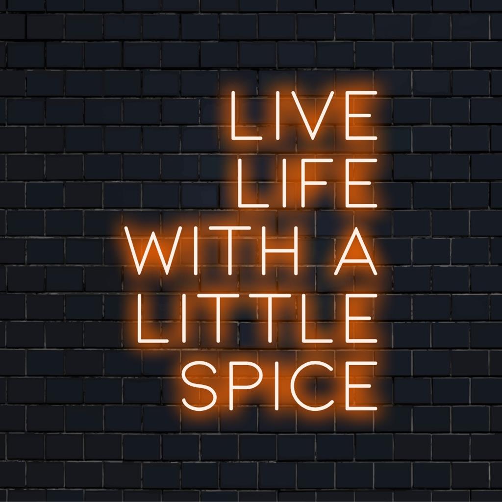 Op maat gemaakt LED-neonbord met de tekst Live Life With A Little Spice in levendige kleuren voor een unieke decoratie of branding.