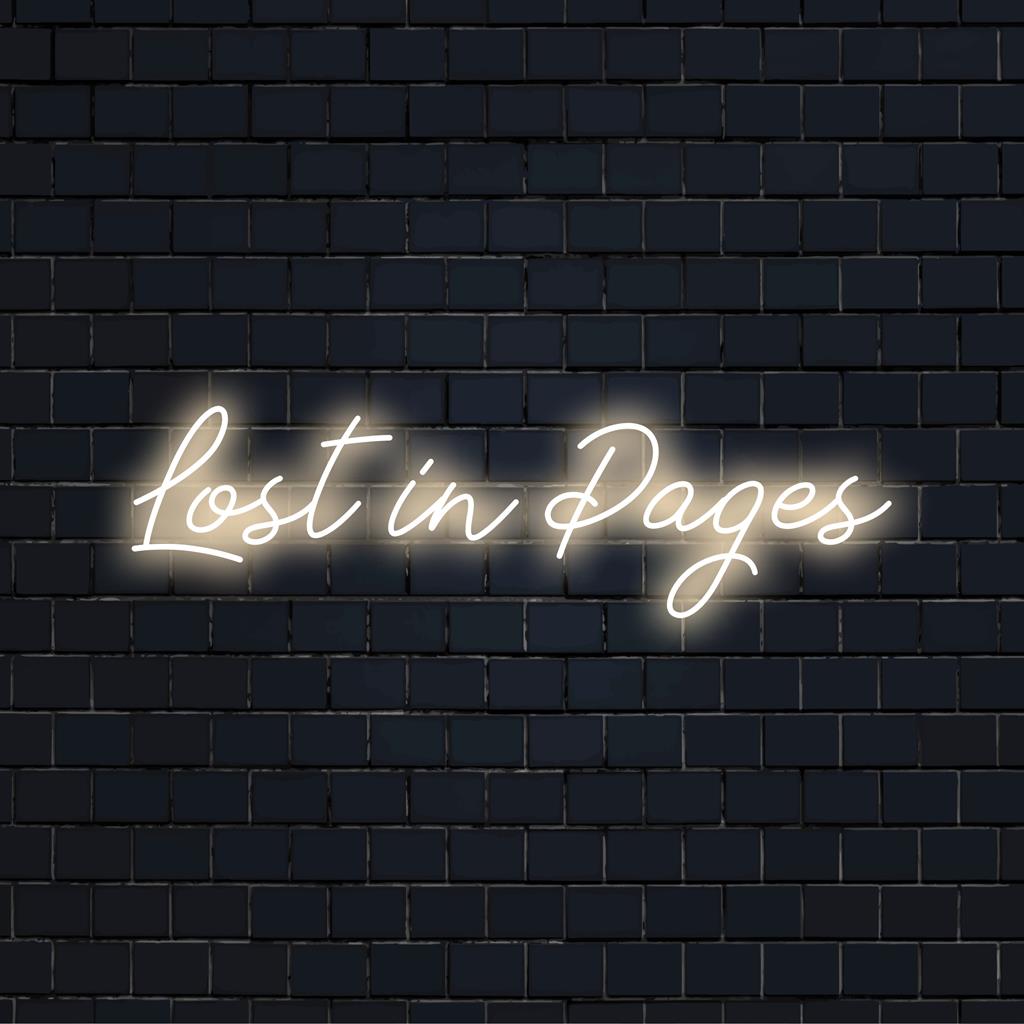 Speciaal LED-neonbord met de tekst Lost In Pages, ideaal om elke ruimte een literair geïnspireerde gloed te geven.