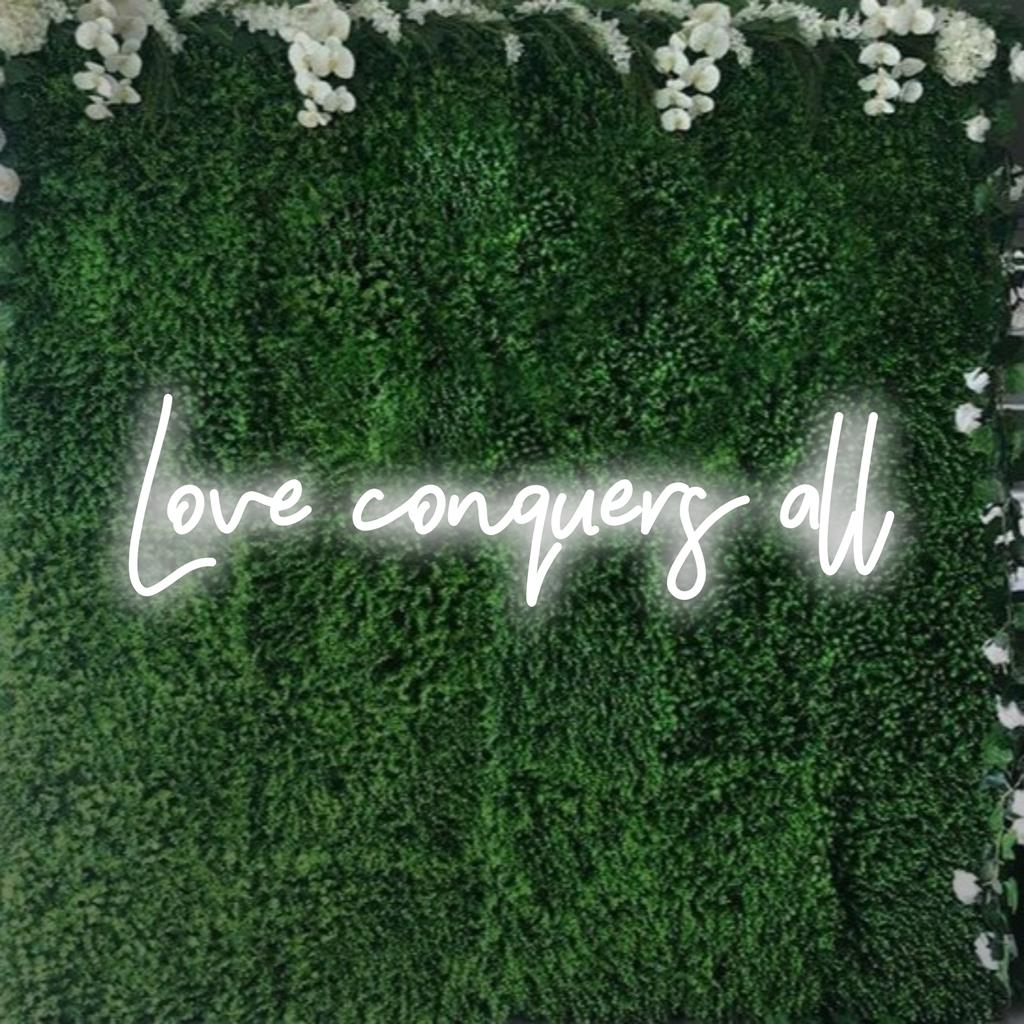 Love Conquers All gloeit in levendige neonkleuren en is ideaal als gepersonaliseerd LED-neonkunstbord voor thuis of op kantoor.