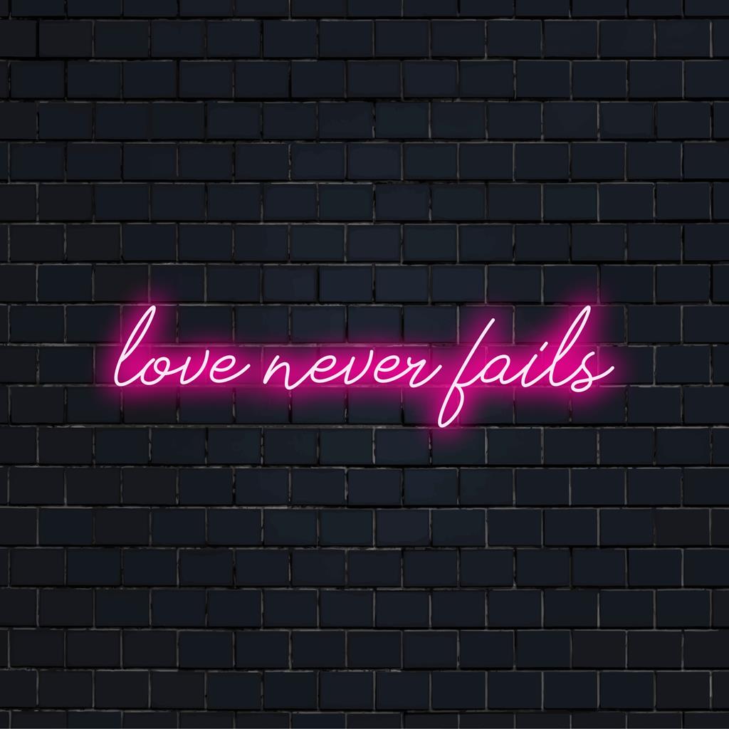 Op maat gemaakt LED-neonbord met de tekst Love Never Fails, perfect voor een unieke woninginrichting of gepersonaliseerde neonmuurkunst.