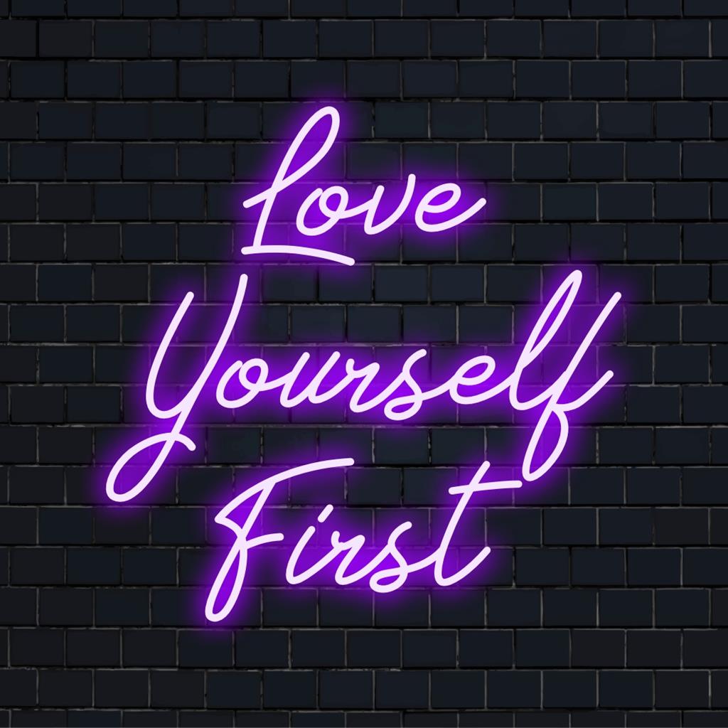 LED-neonbord met Love Yourself First, handgemaakt, perfect voor gepersonaliseerde woonaccessoires of inspirerende wandkunst.