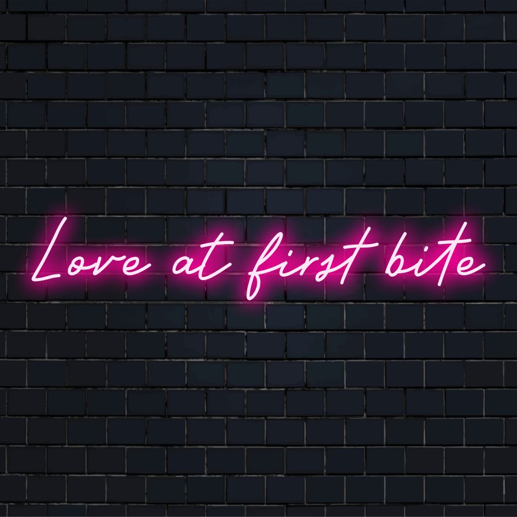 LED-neonbord met de tekst Love At First Bite; perfect om elke ruimte een speels en persoonlijk tintje te geven.