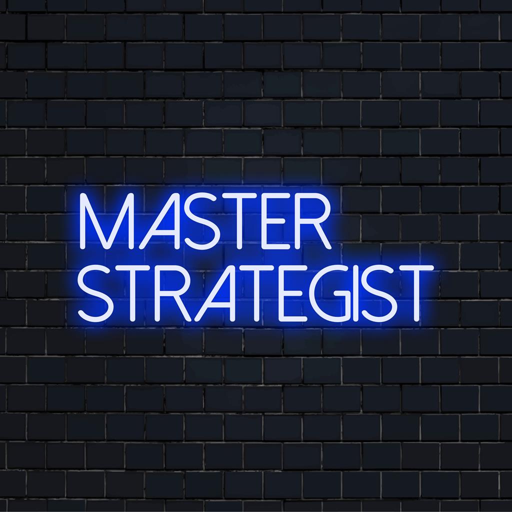 Verlichte Master Strategist-tekst in warm LED-neon, perfect als aangepast accent in een modern interieur.