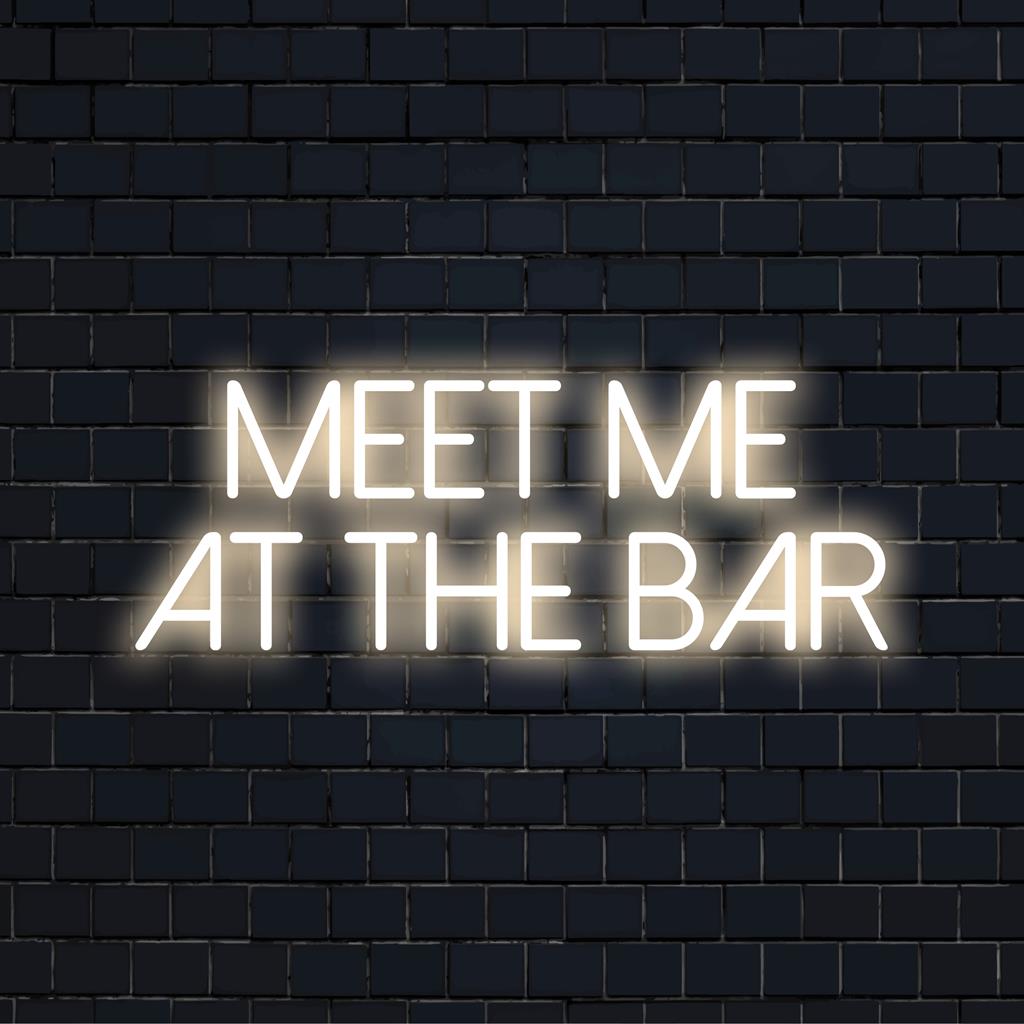 Een gepersonaliseerd LED-neonbord met de tekst 'Meet Me At The Bar', ideaal voor thuisbars of evenementen. Levendige neonverlichting.