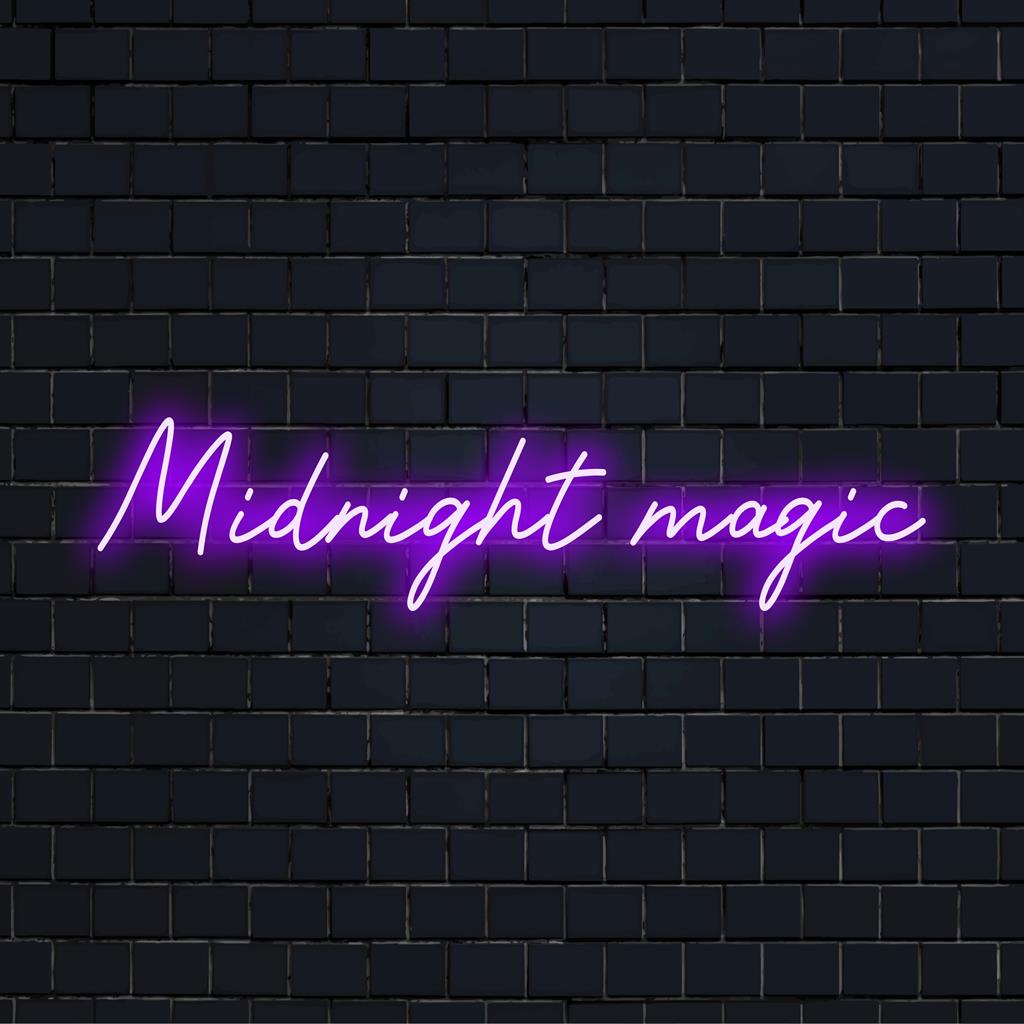 LED-neonreclame met de naam 'Midnight Magic', die ambachtelijk vakmanschap in op maat gemaakte neon-muurkunst samenvat.