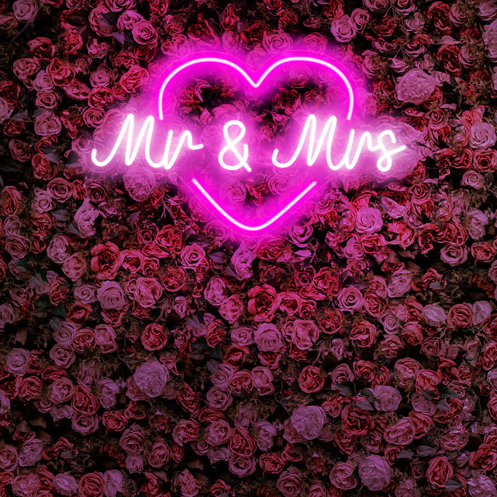 "Mr & Mrs With Heart Neon Sign" is een romantische en feestelijke toevoeging, perfect voor ruimtes die liefde en partnerschap herdenken. Verlicht met huwelijkse warmte!