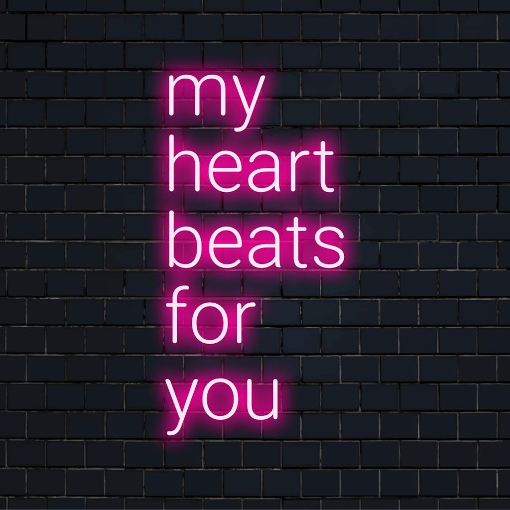 Speciaal LED-neonbord met de tekst My Heart Beats For You, perfect om elke ruimte een hartelijke gloed te geven.