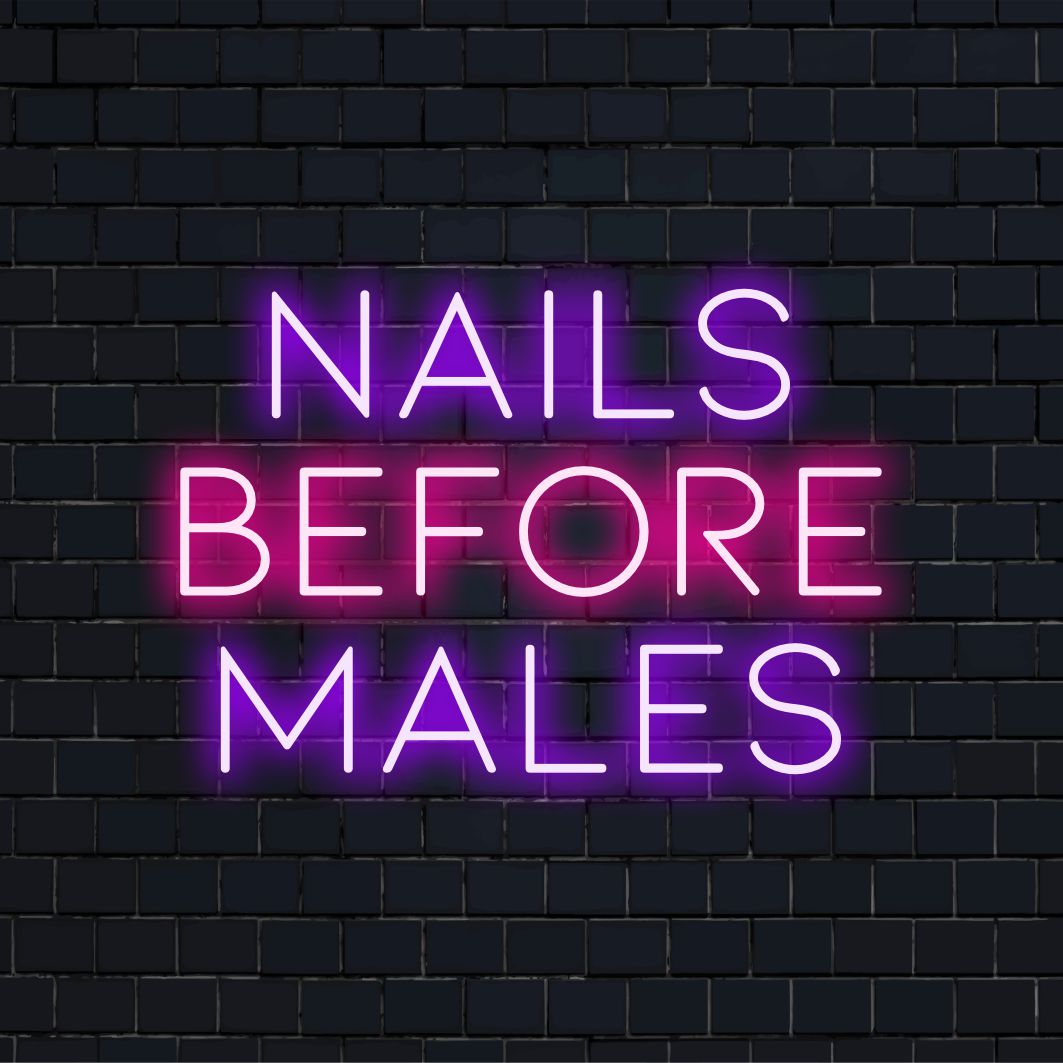 Op maat gemaakt LED-neonbord met de tekst Nails Before Males; een chique mix van pit en stijl voor een opvallende wanddecoratie.