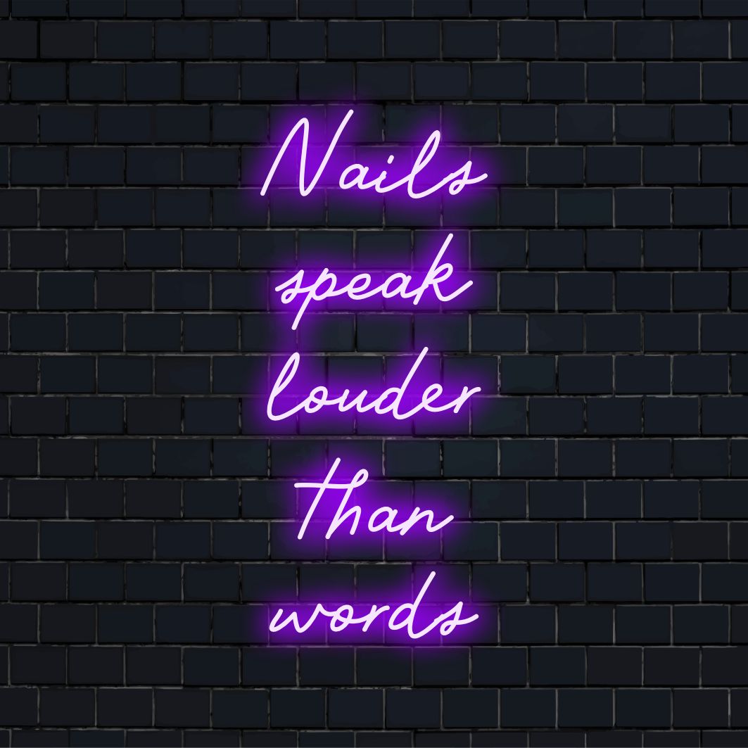 Een gepersonaliseerd LED-neonbord met de tekst 'Nails Speak Louder Than Words', perfect voor gepersonaliseerde neondecoraties of wandkunst in uw salon.