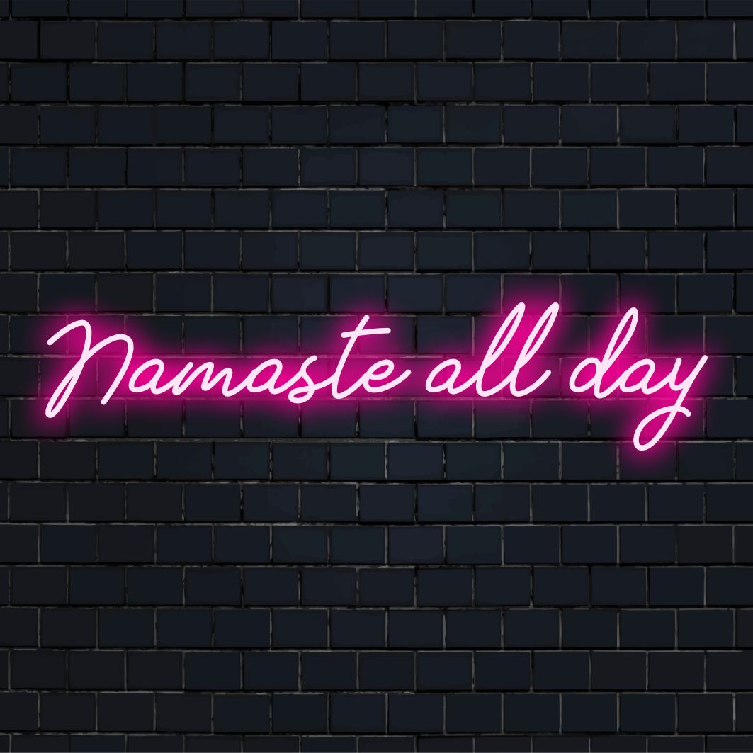 Op maat gemaakt LED-neonbord met de tekst Namaste All Day in elegant schrift; veelzijdige neondecoratie voor elke ruimte waar u innerlijke rust ervaart.