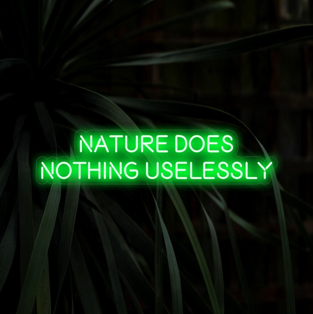 "Nature Does Nothing Uselessly Neon Sign" is een filosofische en beschouwende toevoeging, perfect voor ruimtes die de wijsheid van de natuur omarmen. Verlicht met diepgaande gedachten!