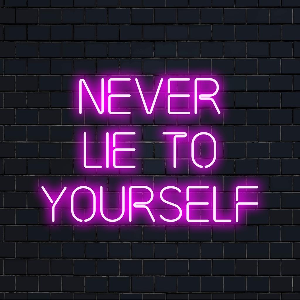 Speciaal LED-neonbord met de tekst Never Lie to Yourself; een combinatie van een inspirerende boodschap en levendige neondecoratie.