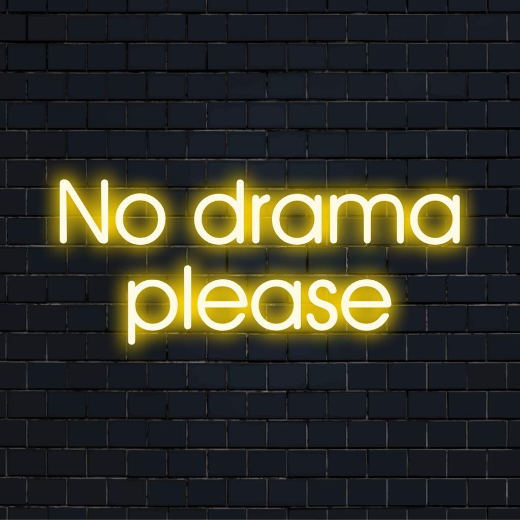 LED-neonbord met de tekst No Drama Please in felle kleuren, perfect voor een minimalistische neoninrichting.