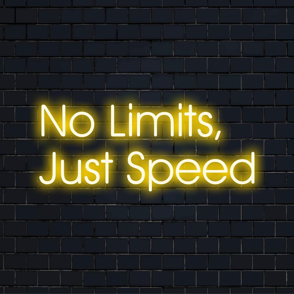 Levendige LED-neon-wandkunst met de tekst 'No Limits, Just Speed' in vetgedrukte letters, perfect voor een dynamische en energieke ruimte.