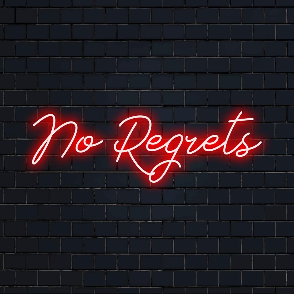 LED-neonreclame met de tekst No Regrets in opvallend, levendig licht; opvallend decoratiestuk voor moderne interieurs.