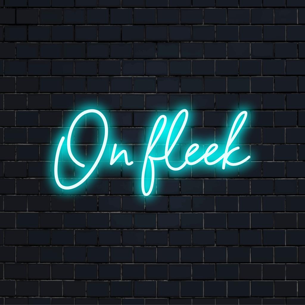 Levendig, op maat gemaakt LED-neonbord met de tekst 'On Fleek', perfect voor een trendy interieur of een persoonlijk statement. Unieke neonkunst.