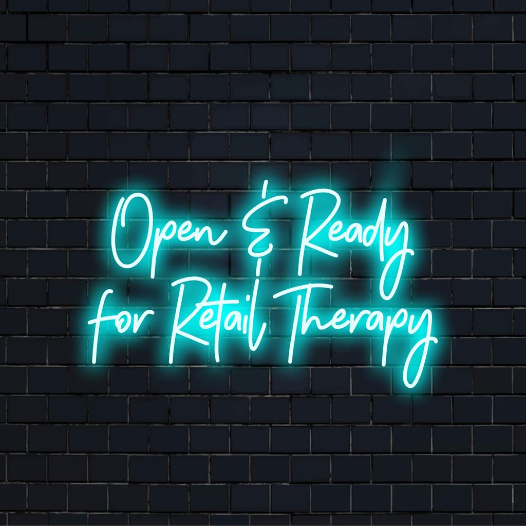 Een op maat gemaakt LED-neonbord met de tekst Open Ready For Retail Therapy in levendig licht, perfect voor neonverlichting in uw boetiek of winkel.
