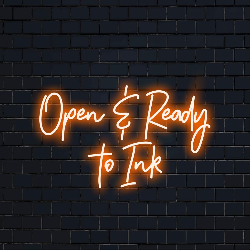 LED-neonreclame met de uitnodigende tekst Open Ready To Ink in heldere, opvallende letters, perfect voor tatoeagestudio's of kiosken.