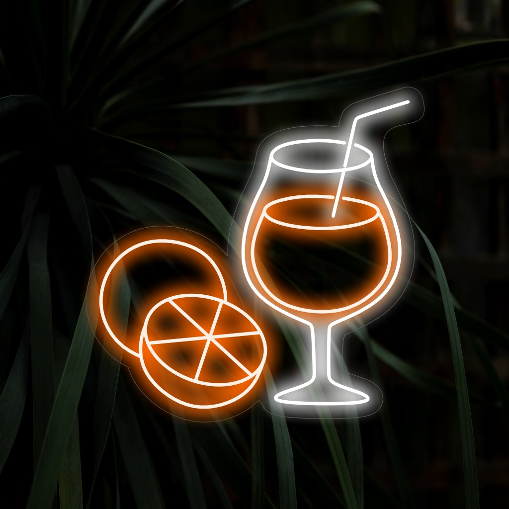 "Orange Juice Glass Neon Sign" is een levendige en verfrissende toevoeging, perfect voor ruimtes die de pittige smaak van sinaasappelsap vieren. Verlicht met een citrusachtige twist!