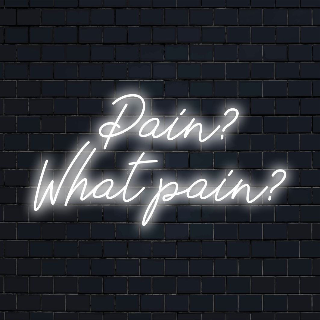 Aangepast LED-neonbord met 'Pain What Pain' dat fel oplicht; perfect voor gepersonaliseerde neonverlichting. #NeonLightArt