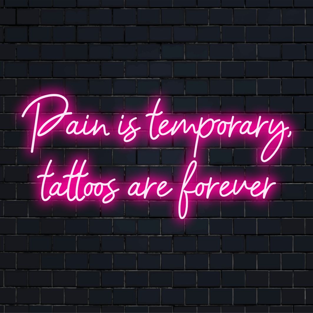 Op maat gemaakt LED-neonbord met de tekst Pain Is Temporary, Tattoos Are Forever, verlicht met levendige neonverlichting.