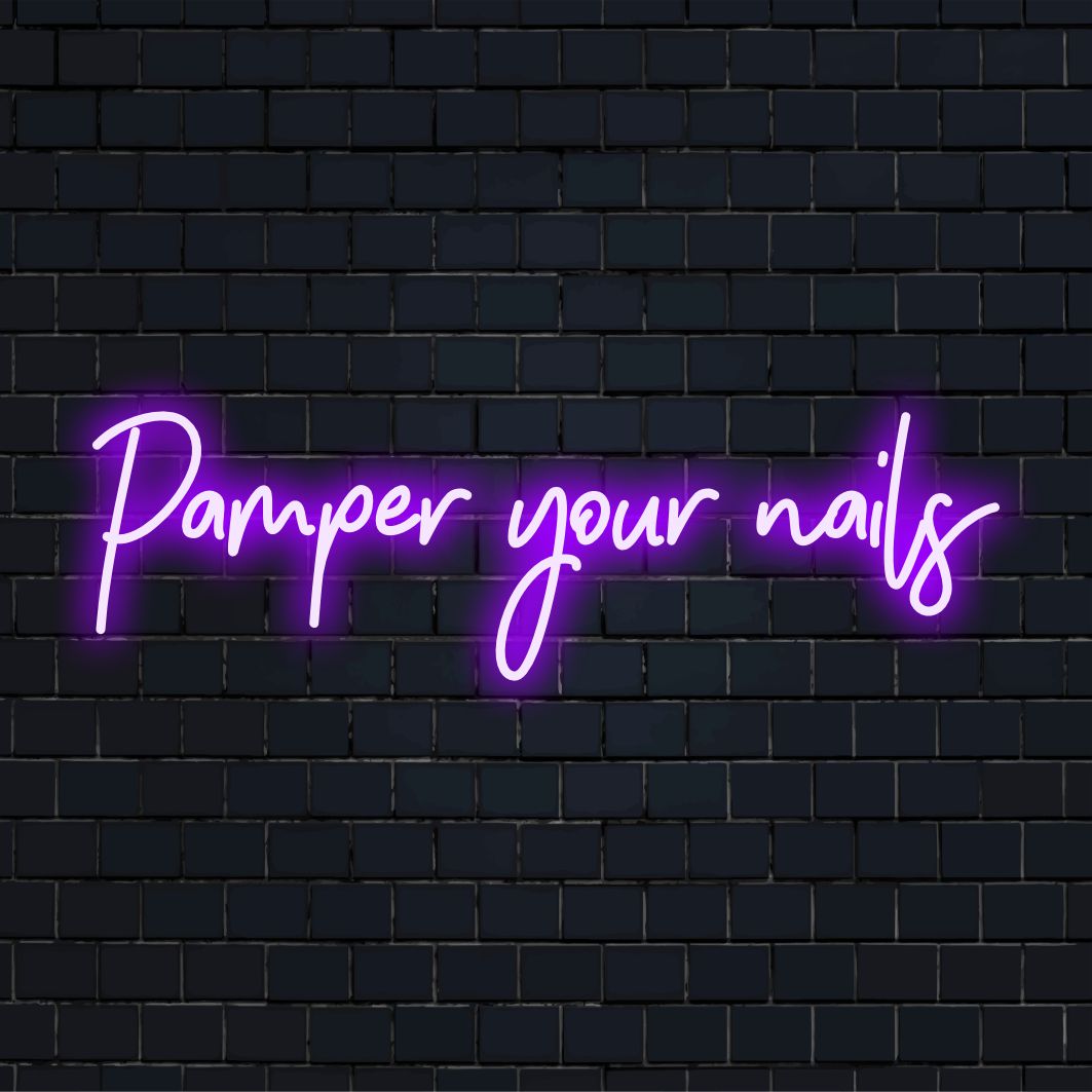 Levendig LED-neonbord met de tekst Pamper Your Nails; de perfecte wandkunst voor het creëren van een uitnodigende, glamoureuze sfeer.